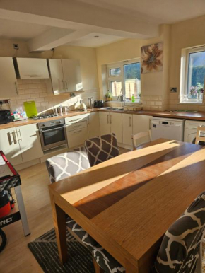 5 BEDROOM HOUSE- 7 BEDS - SEPARATE LIVING ROOM- WIFI -GARDEN- Parking